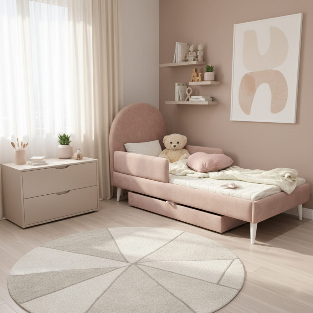 Łóżko dziecięce tapicerowane LILA z barierkami ochronnymi w aranżacji pokoju kolor różowy